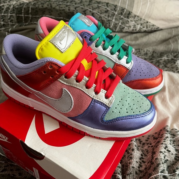 Women’s Nike Dunk Low SE - Picture 3 of 4